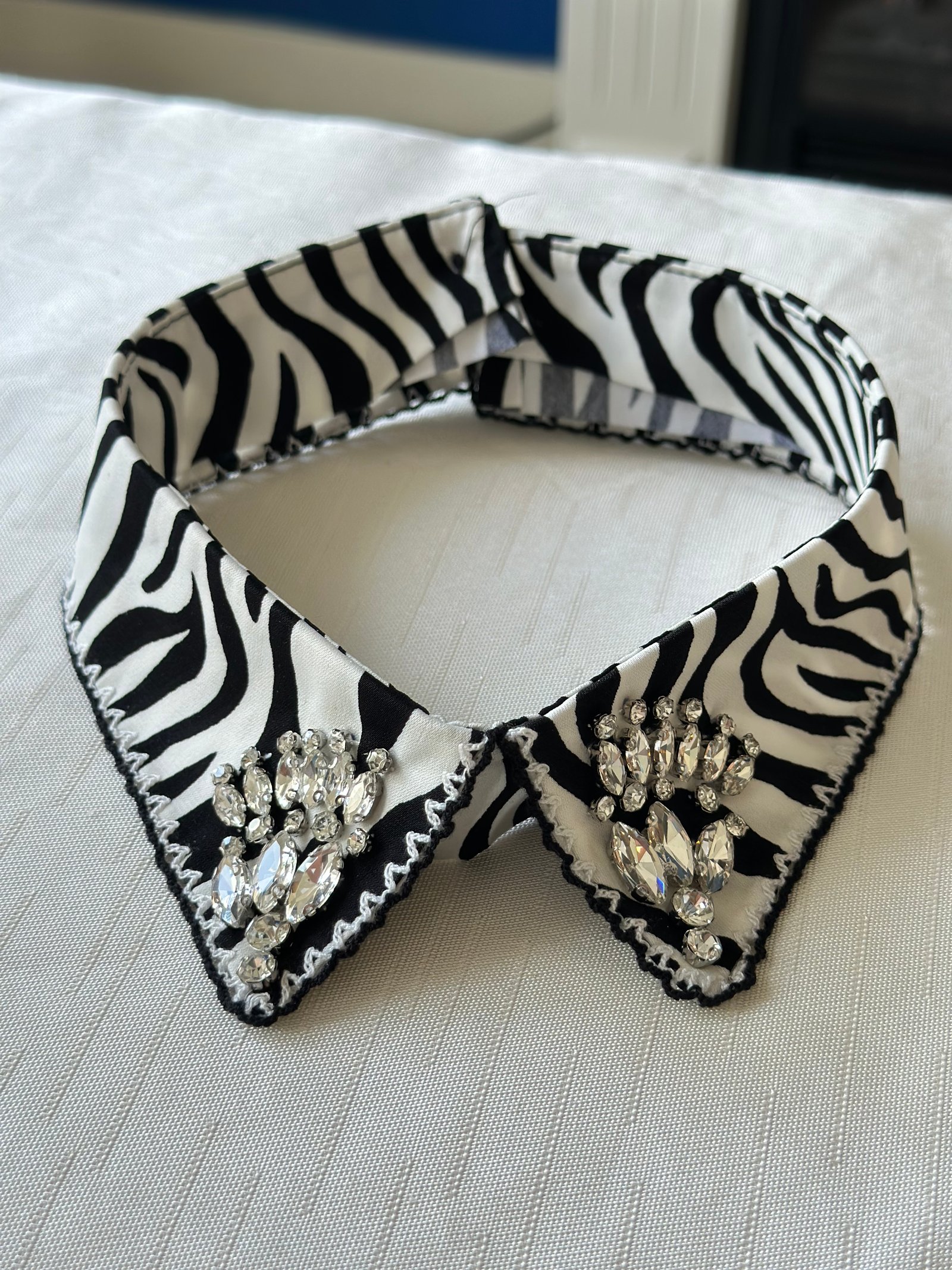Zebra desen taşlı gömlek yaka
